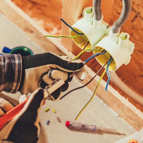 electricien-sillans-la-cascade-installation-1 (1) Artisan électricien en intervention à Sillans-la-Cascade